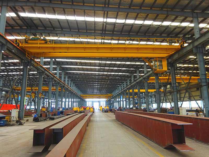 Cầu trục dầm hộp màu vàng trong phân xưởng luyện thép